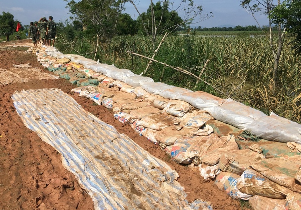 Đoạn đê sông Cầu Chày qua xã Thọ Thắng, huyện Thọ Xuân bị tràn 50cm. Ngày 14/10, huyện Thọ Xuân đã phải gia cố thêm để phòng, chống cơn bão số 11