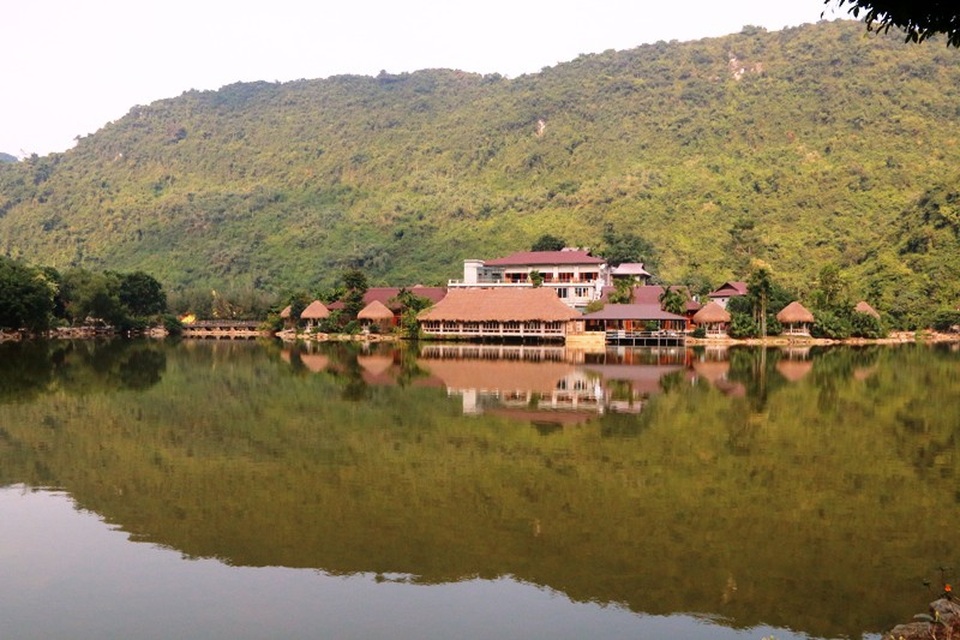 Thung Nham, điểm du lịch nổi tiếng ở Ninh Bình thuộc xã Ninh Hải, huyện Hoa Lư. Nơi đây nằm trong vùng lõi của Quần thể danh thắng Tràng An.