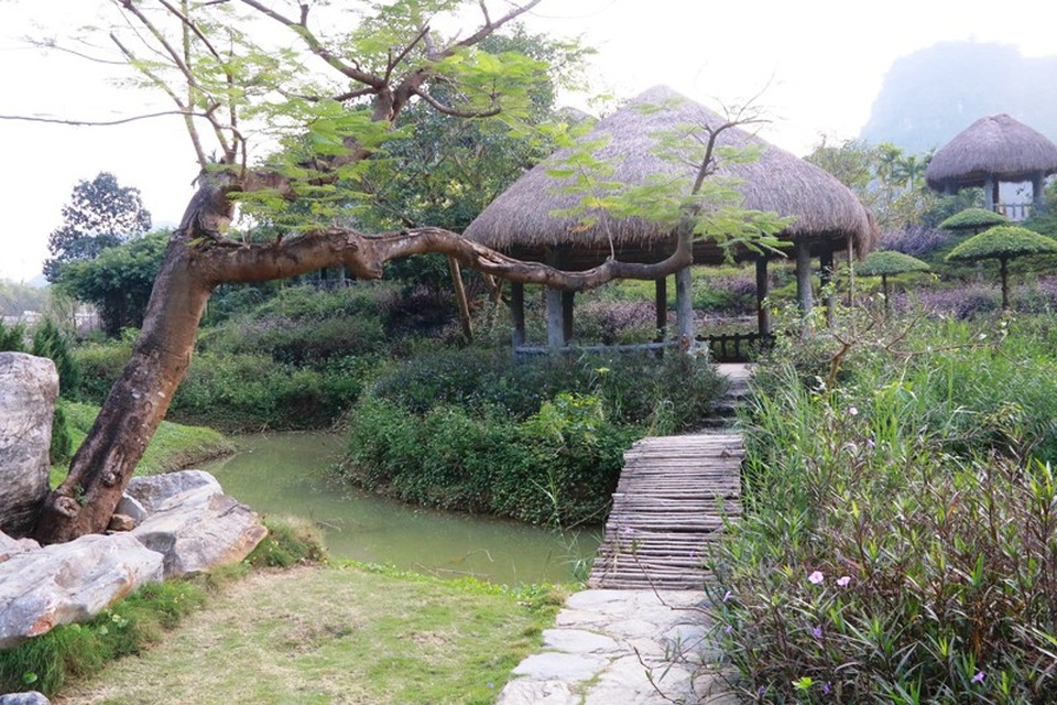 Cảnh sắc do con người kiến tạo ở Thung Nham rất hài hòa với thiên nhiên hoang dã nơi đây.