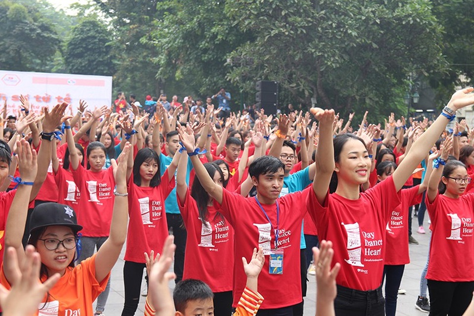 Hoa hậu Ngọc Hân cùng các bạn trẻ nhảy flashmob "vì sự tử tế" - 1 Hoa hậu Ngọc Hân cùng các bạn trẻ nhảy flashmob "vì sự tử tế" - 1