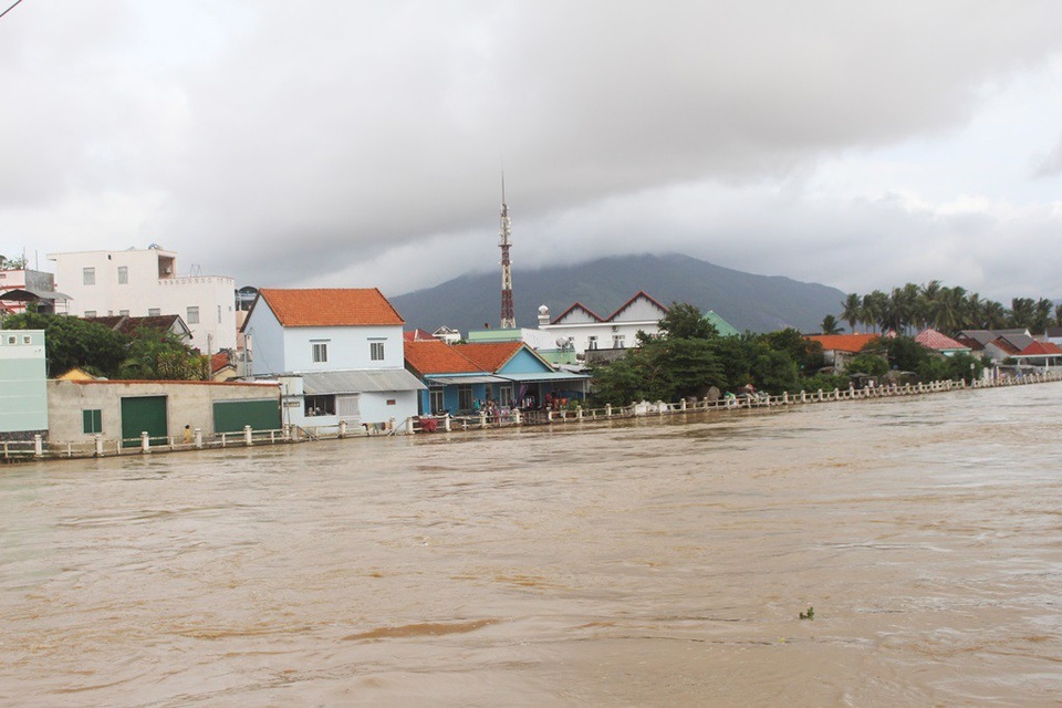 Khánh Hòa phố biến thành sông, Phú Yên nhiều vùng bị cô lập - 3