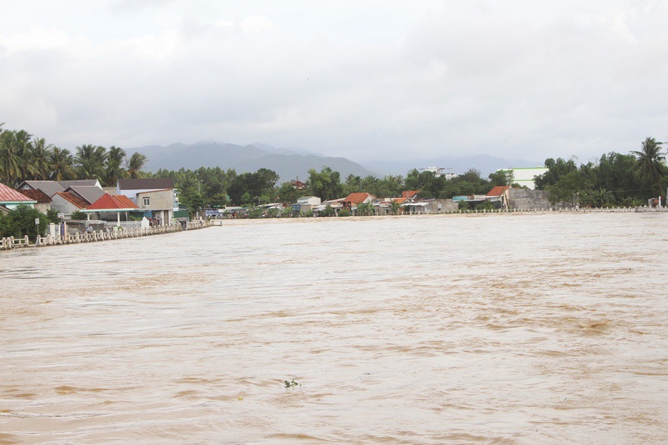 Khánh Hòa phố biến thành sông, Phú Yên nhiều vùng bị cô lập - 4