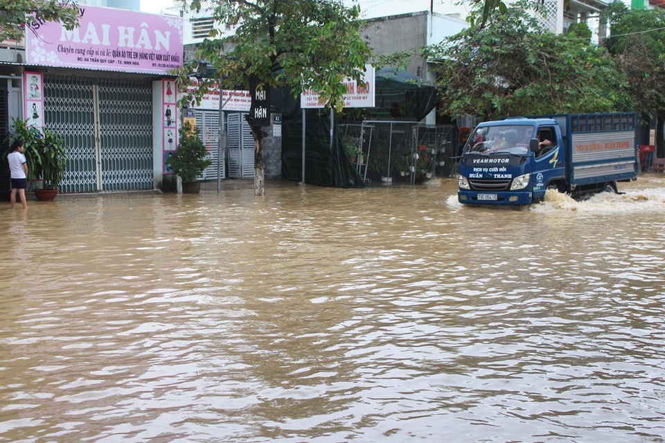 Khánh Hòa phố biến thành sông, Phú Yên nhiều vùng bị cô lập - 6