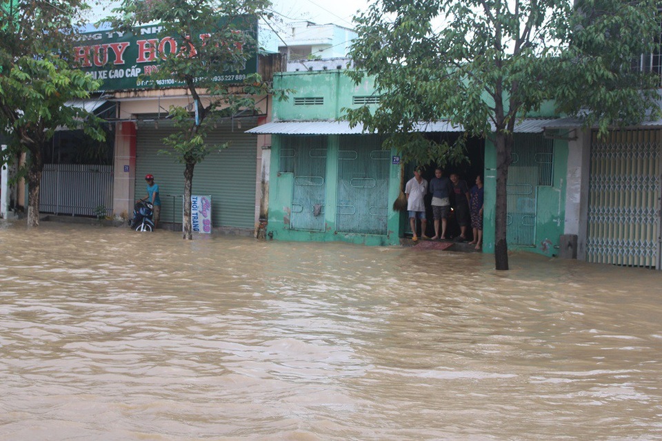 Khánh Hòa phố biến thành sông, Phú Yên nhiều vùng bị cô lập - 8