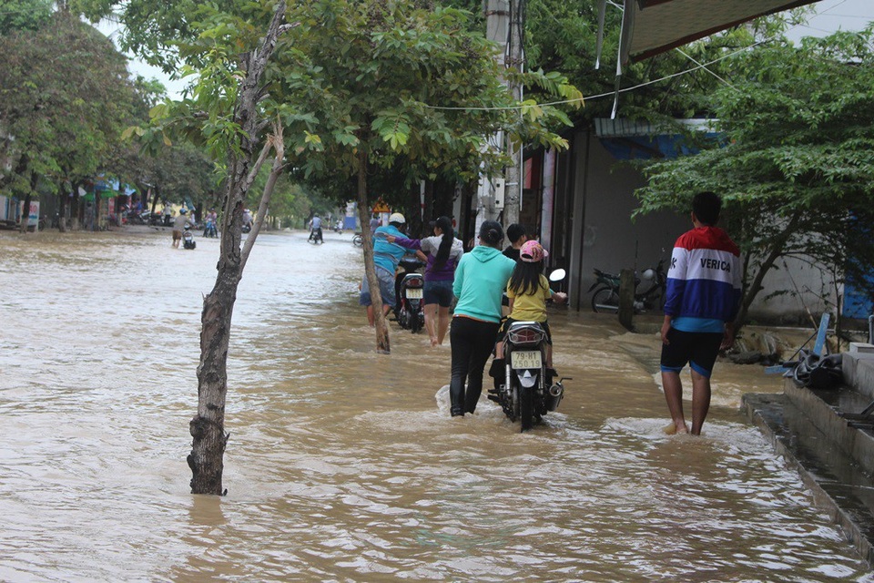 Khánh Hòa phố biến thành sông, Phú Yên nhiều vùng bị cô lập - 9