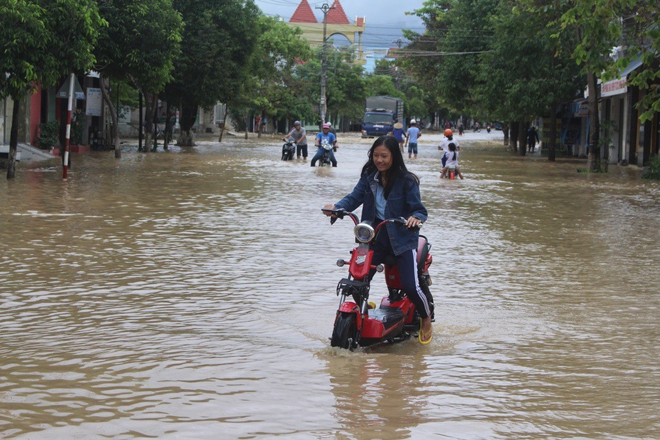 Bình Định, Khánh Hòa cho học sinh nghỉ học tránh bão số 12 - 2 Khánh Hòa cho học sinh toàn tỉnh nghỉ học từ sáng 3/11 vì bão số 12 dự báo rất mạnh, đang áp sát từ Biển Đông