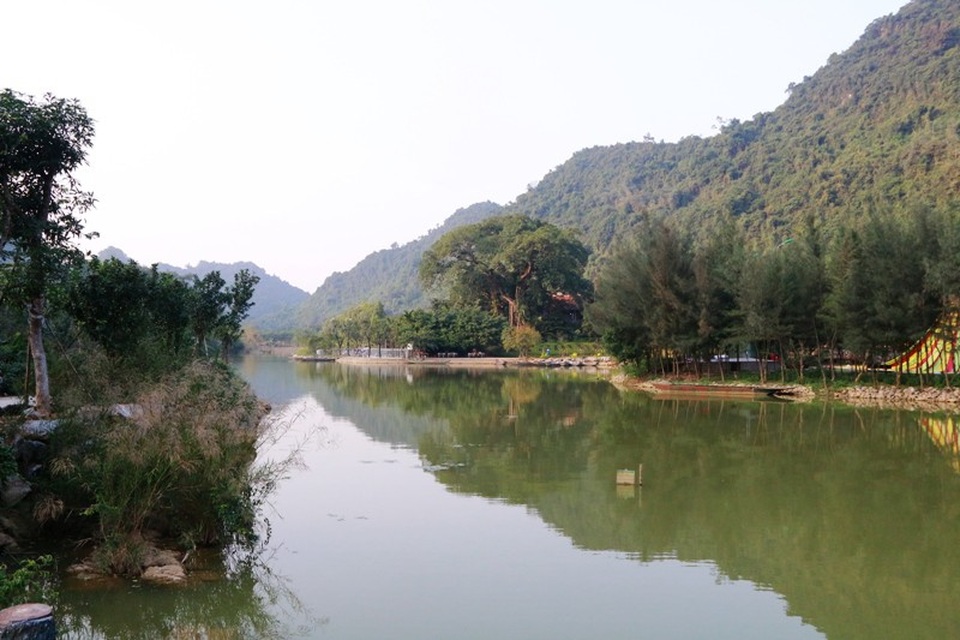 Cảnh vật in bóng dưới dòng sông thơ mộng như trong những bức tranh thủy mạc.