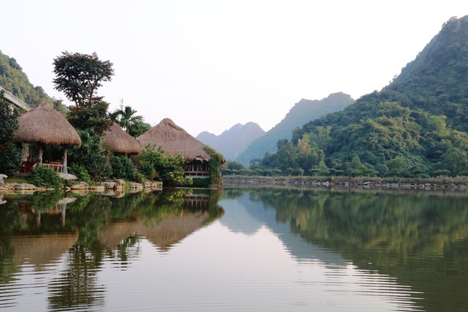 Xung quanh là núi non bao bọc, rừng cây xanh ngắt, bên dưới là những hồ nước bao la tạo nên bức tranh sơn thủy hữu tình đầy thơ mộng ở Thung Nham.