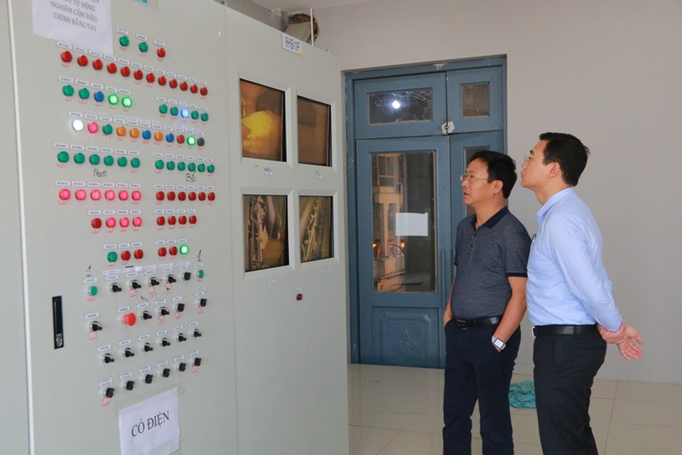 Nhà máy kính tiết kiệm năng lượng chất lượng cao CFG Ninh Bình chính thức ra sản phẩm - 1 Ông Đỗ Thành Trung - Chủ tịch HĐQT, Tổng Giám đốc Tập đoàn INDEVCO (áo đen) cùng ông Đỗ Tuấn Việt - Giám đốc Nhà máy kính Ninh Bình kiểm tra các công đoạn cuối trước khi sản phẩm kính ra lò.