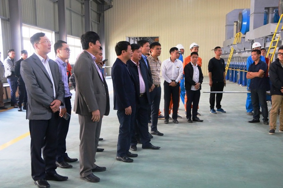 Nhà máy kính tiết kiệm năng lượng chất lượng cao CFG Ninh Bình chính thức ra sản phẩm - 3 Lãnh đạo UBND tỉnh Ninh Bình cùng lãnh đạo Tập đoàn INDEVCO theo dõi công đoạn công nhân kiểm tra chất lượng kính trước khi cho ra lò.