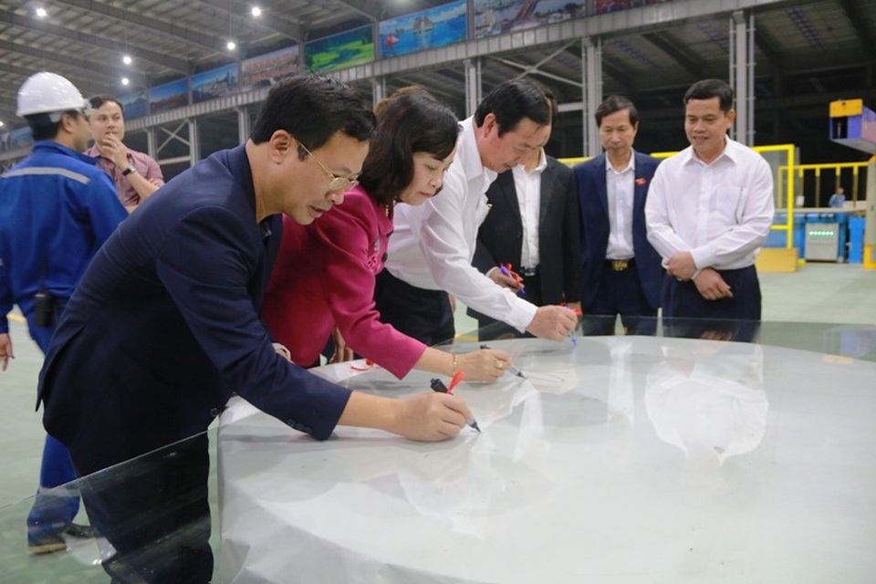Nhà máy kính tiết kiệm năng lượng chất lượng cao CFG Ninh Bình chính thức ra sản phẩm - 9 Bà Nguyễn Thị Thanh cùng ông Đỗ Thành Trung - Chủ tịch HĐQT, Tổng Giám đốc Tập đoàn INDEVCO ký lưu niệm lên tấm kính đầu tiên sau khi ra lò.