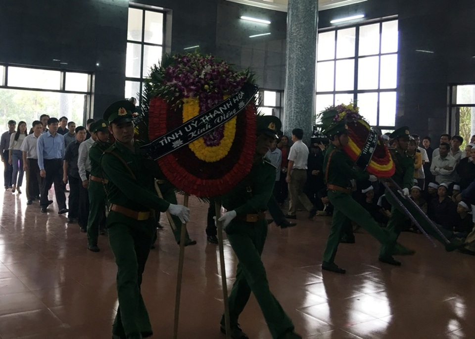 Xót xa chiếc quan tài rỗng trong lễ truy điệu 2 chiến sĩ biên phòng bị lũ cuốn - 2 Xót xa chiếc quan tài rỗng trong lễ truy điệu 2 chiến sĩ biên phòng bị lũ cuốn - 2