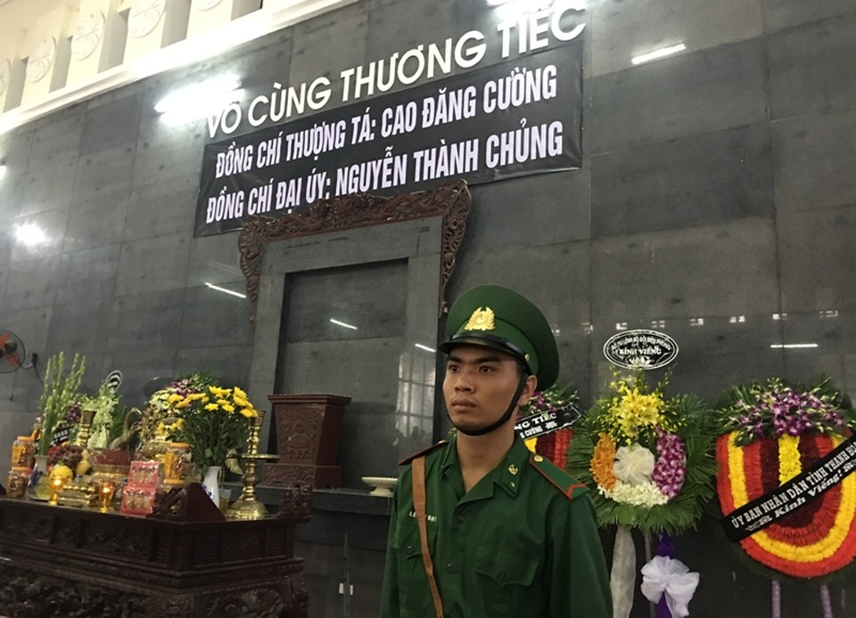 Xót xa chiếc quan tài rỗng trong lễ truy điệu 2 chiến sĩ biên phòng bị lũ cuốn - 6
Lễ viếng và lễ truy điệu bắt đầu từ 7h 30 phút ngày 23/10 tại nhà tang lễ tỉnh Thanh Hóa