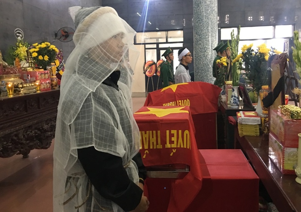 Xót xa chiếc quan tài rỗng trong lễ truy điệu 2 chiến sĩ biên phòng bị lũ cuốn - 3 Quan tài Đại úy Nguyễn Thành Chủng nằm đây nhưng anh đang ở nơi xa...