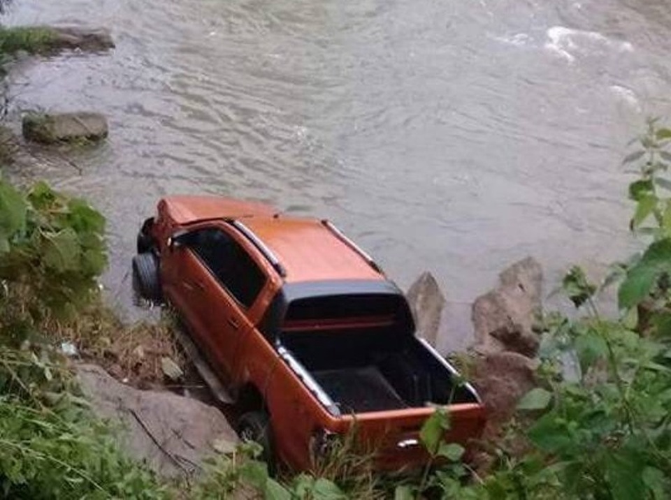 Phát hiện thi thể gần chiếc xe ô tô dưới dòng suối - 1 Chiếc xe ô tô bán tải lao xuống dòng suối