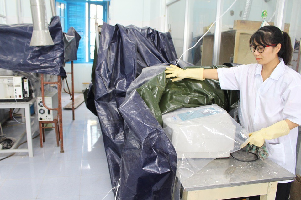 Trường Đại học Nha Trang thiệt hại 25 tỷ đồng vì bão Damrey - 6 Hệ thống máy móc ở các phòng thí nghiệm cũng bị ẩm ướt do mưa bão