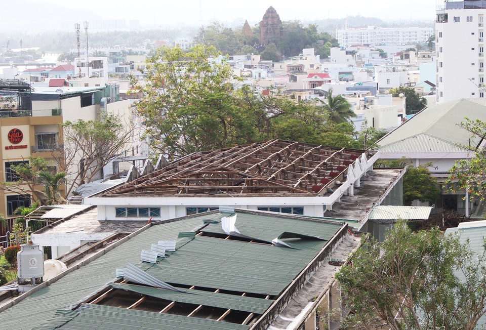 Trường Đại học Nha Trang thiệt hại 25 tỷ đồng vì bão Damrey - 1 Hội trường 600 chỗ trường Đại học Nha Trang bị tốc mái hoàn toàn sau bão số 12