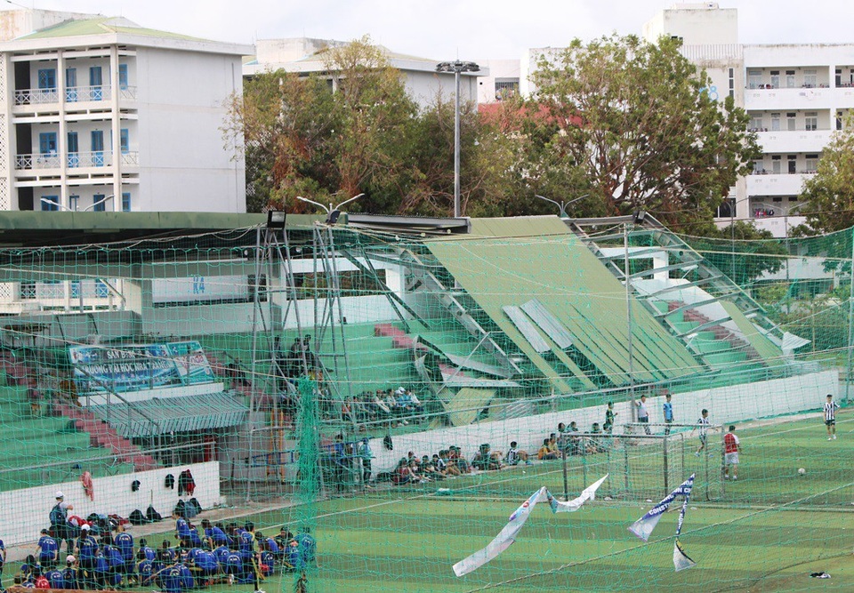 Trường Đại học Nha Trang thiệt hại 25 tỷ đồng vì bão Damrey - 2 Mái che sân vận động của nhà trường bị bão số 12 đánh sập một phần