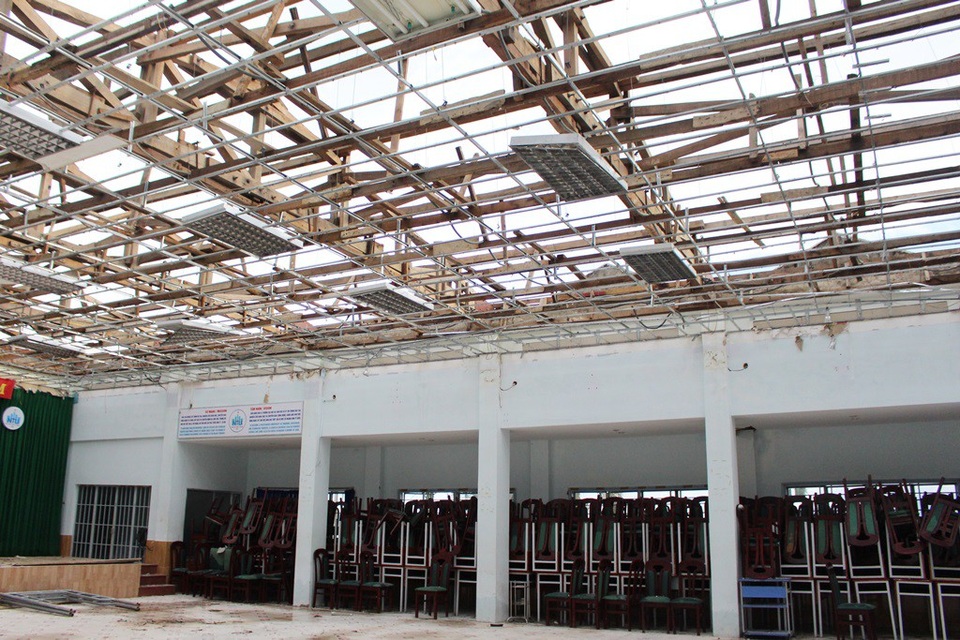 Trường Đại học Nha Trang thiệt hại 25 tỷ đồng vì bão Damrey - 4 Bên trong hội trường 600 chỗ trường Đại học Nha Trang tan hoang sau bão