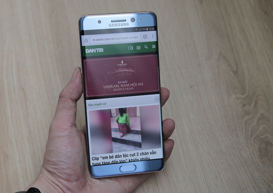 Mở hộp Galaxy Note FE chính hãng: Có gì khác với Galaxy Note7? - 7 Màn hình của máy có kích thước 5,7 inch theo công nghệ SuperAMOLED, đạt độ phân giải 2K. Điểm nhấn ở mặt trước thiết bị này đó là cảm biến mống mắt.