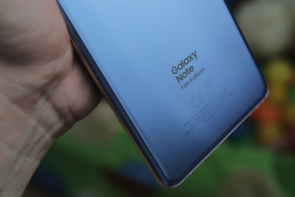 Mở hộp Galaxy Note FE chính hãng: Có gì khác với Galaxy Note7? - 6 Mặt sau của máy đáng chú ý có in thêm dòng chữ Note Fan Edition để giúp người dùng phân biệt dòng sản phẩm mới thay vì Note7 như trước đây.