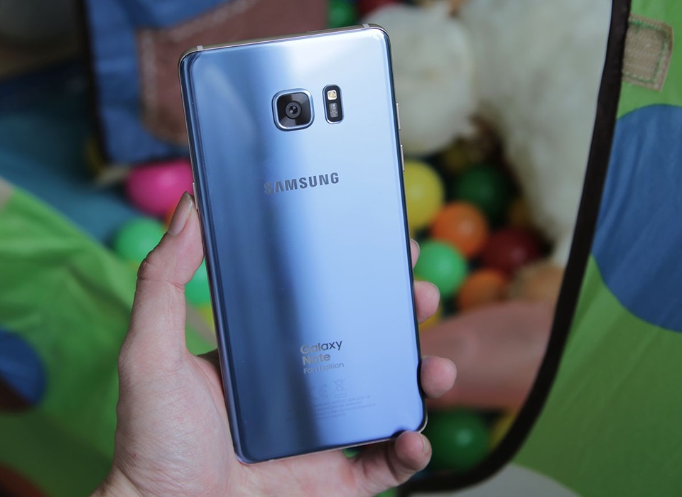 Mở hộp Galaxy Note FE chính hãng: Có gì khác với Galaxy Note7? - 8 Bên trong, máy dùng vi xử lý 8 nhân Exynos 8890 xung nhịp 2.3 GHz, RAM 4 GB cùng bộ nhớ trong 64 GB hỗ trợ khe cắm thẻ nhớ tối đa 256 GB. Điểm thay đổi lớn nhất đó là viên pin đi kèm, Samsung đã hạ nguồn pin từ 3.500 mAh xuống còn 3.200 mAh. Đảm bảo sự an toàn cho người dùng. Bên cạnh đó, chiếc bút S Pen trên Galaxy NoteFE vẫn sử dụng như thế hệ cũ, đầu bút nhỏ hơn 0,7mm và cảm ứng với lực viết nhạy hơn nhiều.