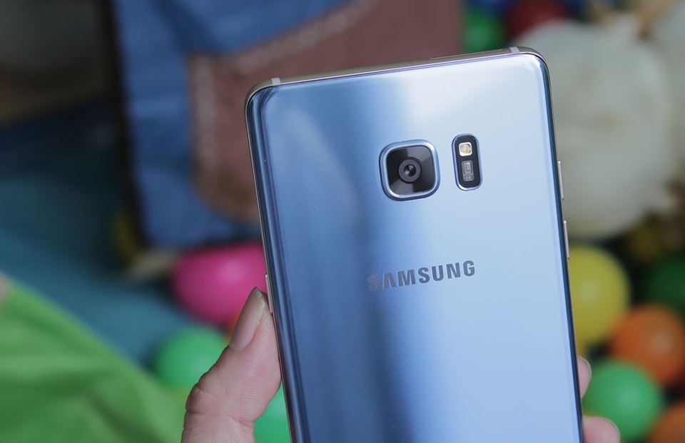 Mở hộp Galaxy Note FE chính hãng: Có gì khác với Galaxy Note7? - 10 Ngoài ra, máy có mặt của hệ thống camera cao cấp đã xuất hiện trên dòng Galaxy S7 edge với camera sau Dual Pixel 12 MP, khẩu độ f/1.7, tích hợp chống rung quang học OIS và camera trước 5 MP góc rộng 22 mm.