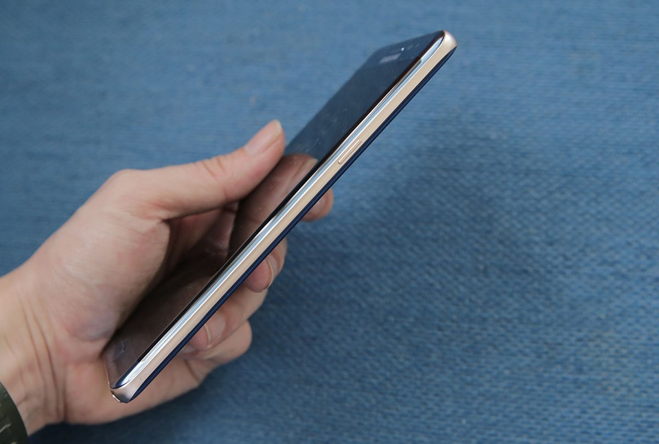 Mở hộp Galaxy Note FE chính hãng: Có gì khác với Galaxy Note7? - 9 Thiết kế của máy cũng có tính năng chống nước và bụi bẩn đạt chuẩn IP68, cho phép máy hoạt động tốt ở độ sâu 1,5 mét trong vòng 30 phút.