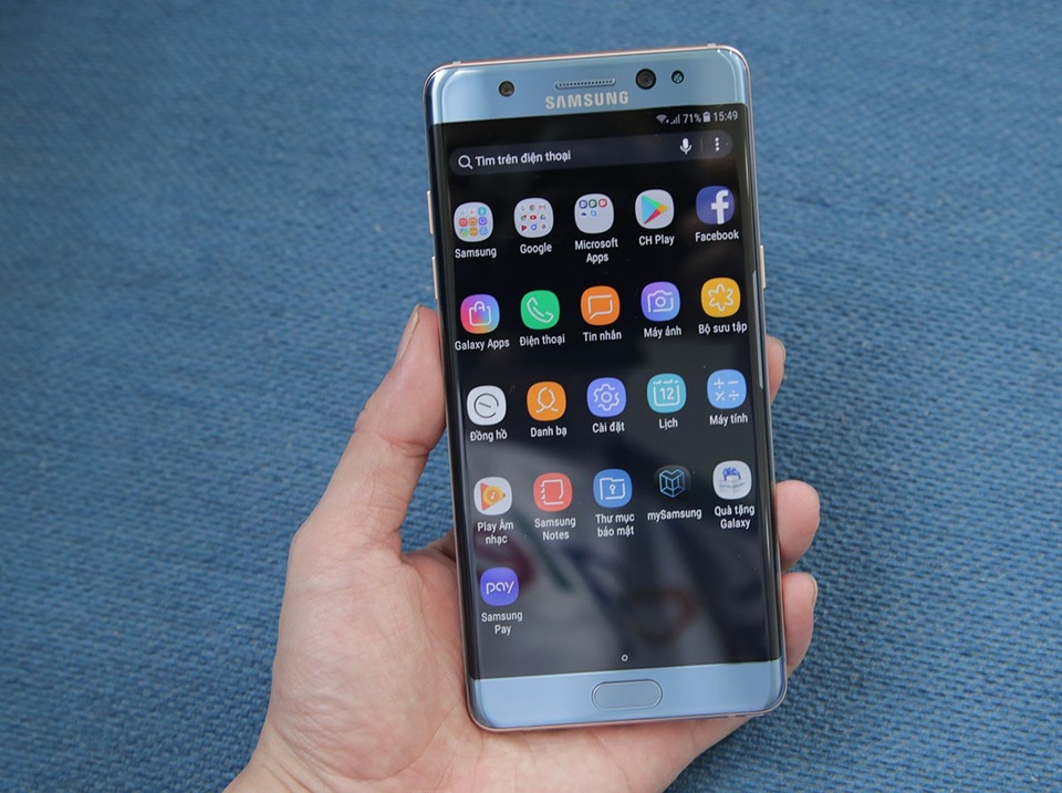 Mở hộp Galaxy Note FE chính hãng: Có gì khác với Galaxy Note7? - 5 Galaxy NoteFE bán tại Việt Nam được Samsung cho biết là dòng máy mới hoàn toàn và sử dụng các linh kiện mới. Máy vẫn mang hình dáng tương tự như Galaxy Note7 với kính cường lực Gorilla Glass thế hệ thứ 5 kết hợp cùng khung viền kim loại nguyên khối.