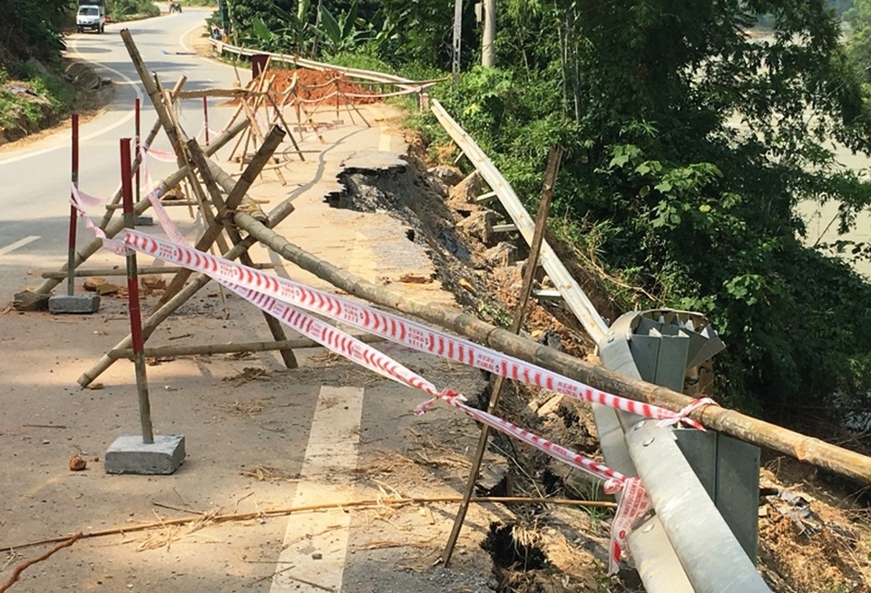 Sụt lún chưa từng thấy trên quốc lộ gần 100 triệu USD - 3 Các ngành chức năng và chính quyền địa phương đang rào chắn vị trí sạt lở để chờ khắc phục