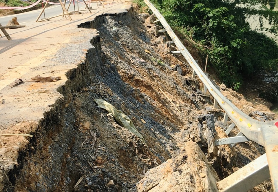 Sụt lún chưa từng thấy trên quốc lộ gần 100 triệu USD - 2 Hầu hết các vị trí nứt, sụt lún, sạt lở đều nằm bên phần ta luy âm