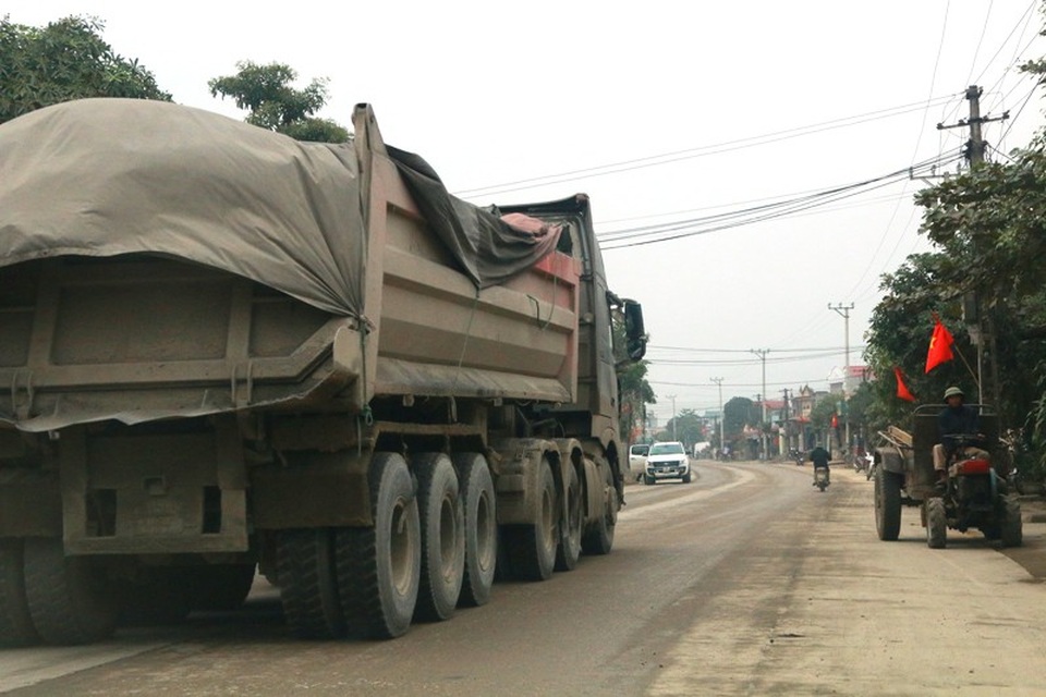 Xe siêu tải chạy nhan nhản trên đường nhưng khi TTGT Ninh Bình đặt cân lại né hết nên không có xe nào bị xử lý.