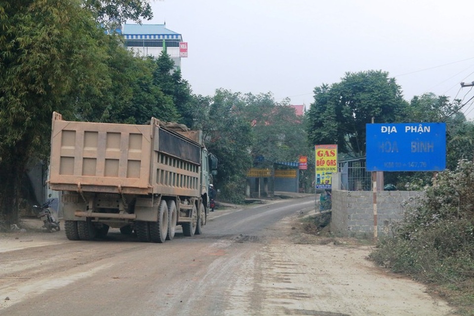 Điểm giáp ranh giữa tỉnh Hòa Bình và Ninh Bình, nơi đoàn xe siêu tải đổ bộ vào tỉnh lộ 479 đua nhau tung hoành.