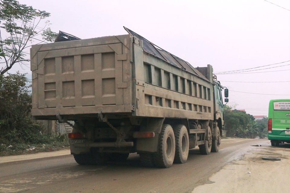 Ninh Bình: Đoàn xe siêu tải “cày ngày cày đêm”, tỉnh lộ căng mình… chống đỡ! - 14