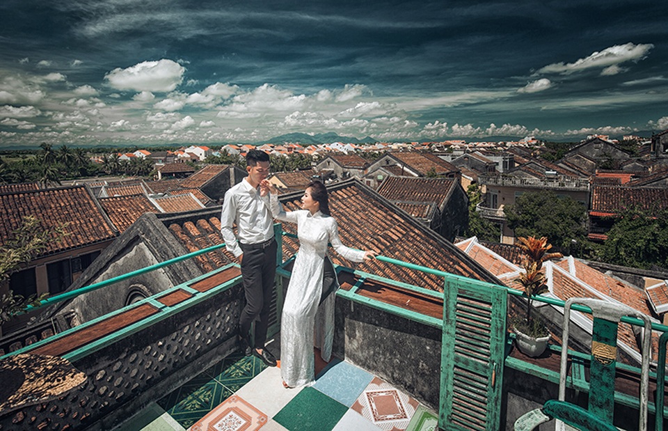 Cặp đôi Nghệ An - Hà Tĩnh “yêu nhau từ cái nhìn đầu tiên” - 7 “Tính em thích quan tâm mọi người, trò chuyện với anh. Và anh cũng “say nắng” em ngay lúc đó. Còn em, mới đầu gặp anh cũng ngớ người ra vì vì không nghĩ rằng anh ấy lại “cao to sáng sủa” như thế”, Huyền Đức nói tiếp.