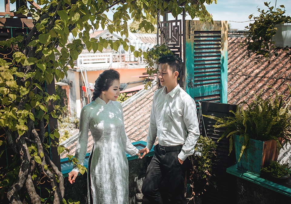 Cặp đôi Nghệ An - Hà Tĩnh “yêu nhau từ cái nhìn đầu tiên” - 6 Huyền Đức kể: “Hôm đó em mặc đẹp, sexy lắm. Cả hội bạn gặp anh bạn thân của anh Mạnh, rồi anh ấy mới gọi anh Mạnh ra ngồi cùng. Anh Mạnh đủng đỉnh ra chậm, ngồi đối diện với em. Anh cứ nhìn em mãi vì anh bảo em ở ngoài nhìn xinh và hiền hơn trên ảnh”.