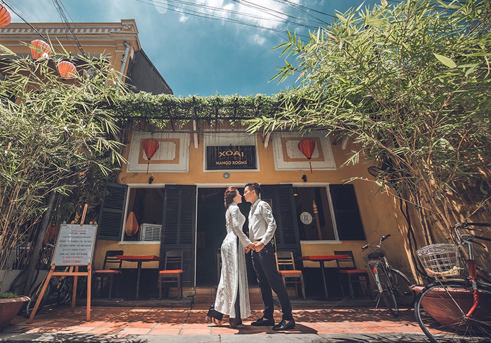 Cặp đôi Nghệ An - Hà Tĩnh “yêu nhau từ cái nhìn đầu tiên” - 3 Cách đây 2 năm, một người bạn thân của anh Mạnh đã giới thiệu hai bạn trẻ với nhau để mai mối. Thế Nhưng khi ấy Mạnh và Đức mới chỉ kết bạn trên Facebook, chưa gặp nhau nên không mấy để tâm.
