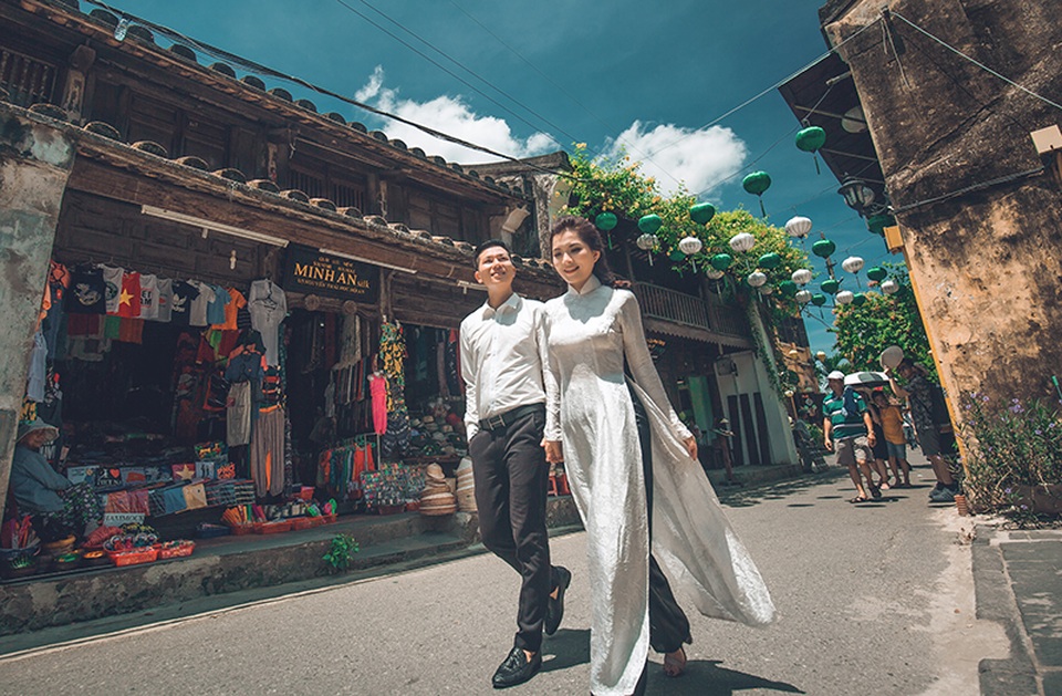 Cặp đôi Nghệ An - Hà Tĩnh “yêu nhau từ cái nhìn đầu tiên” - 1
Huyền Đức (SN 1988) là một cô gái xinh đẹp nổi tiếng ở Hà Tĩnh. Nhờ vẻ ngoài ấy, cô có khá nhiều người quan tâm trên mạng xã hội. Trong khi anh Mạnh (SN 1986) là một kiến trúc sư sống ở TP. Vinh (Nghệ An).