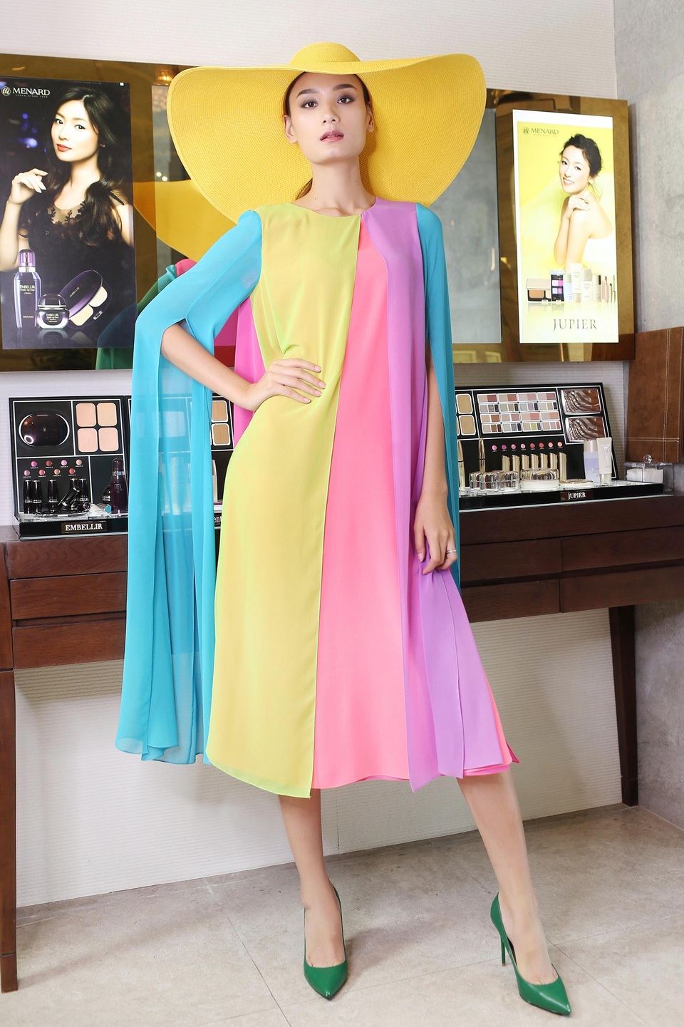Chuyên gia trang điểm Nam Trung bật mí hậu trường của “We love summer” - 2 Chuyên gia trang điểm Nam Trung bật mí hậu trường của “We love summer” - 2