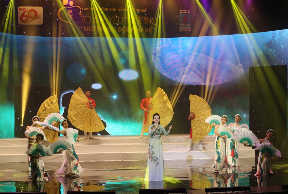 Dạt dào cảm xúc với những ca khúc về gia đình trong “Tổ ấm yêu thương” - 2 Dạt dào cảm xúc với những ca khúc về gia đình trong “Tổ ấm yêu thương” - 2