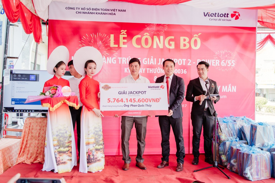 Nhặt được 2000 đồng tiền đánh rơi, mua vé số Power6/55 trúng ngay 5,7 tỷ Jackpot 2 - 1
Người trúng xổ số không cần che mặt