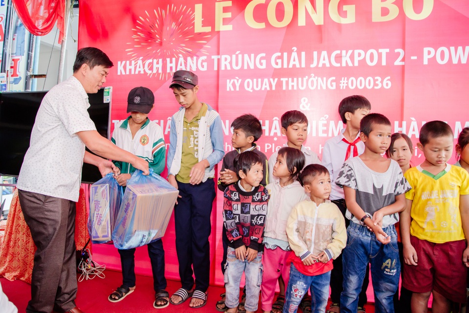 Nhặt được 2000 đồng tiền đánh rơi, mua vé số Power6/55 trúng ngay 5,7 tỷ Jackpot 2 - 2
Người trúng giải trao phần quà làm từ thiện