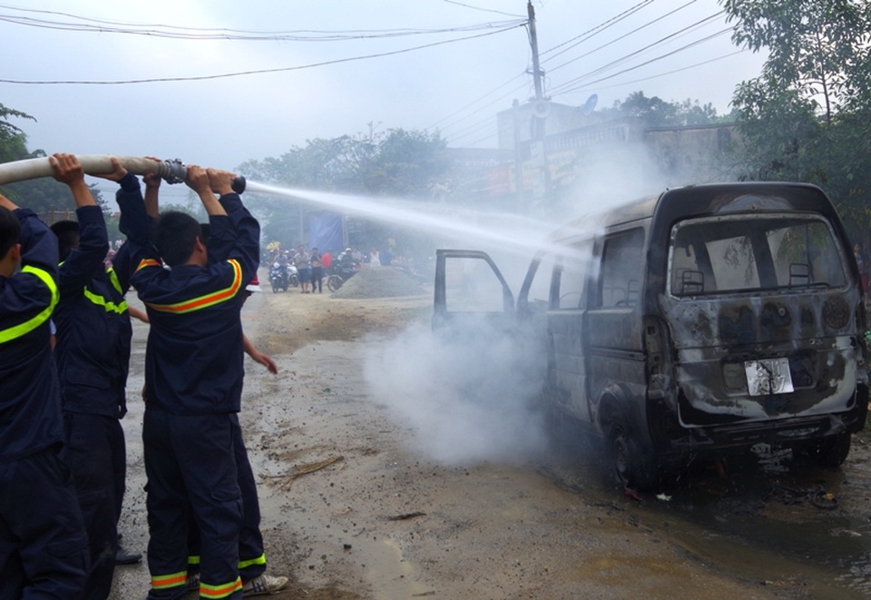 Xe ô tô đang đỗ bên đường bỗng dưng bốc cháy - 3 Sau 10 phút, ngọn lửa được dập tắt