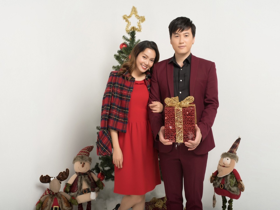 Ca sĩ Ngọc Anh “cặp kè” trai trẻ trong bộ hình đón Giáng sinh sớm - 3 Ca sĩ Ngọc Anh “cặp kè” trai trẻ trong bộ hình đón Giáng sinh sớm - 3
