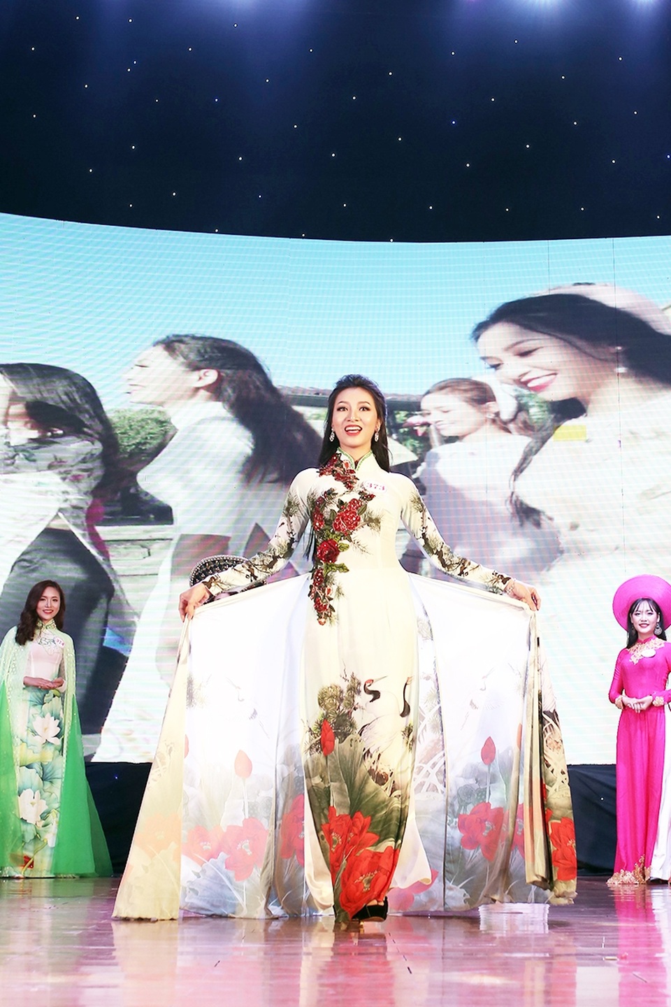 Nữ sinh Hà Tĩnh đăng quang Hoa khôi Imiss Thăng Long 2017 - 2
Thu Trang duyên dáng sải bước trong phần thi trình diễn trang phục áo dài truyền thống