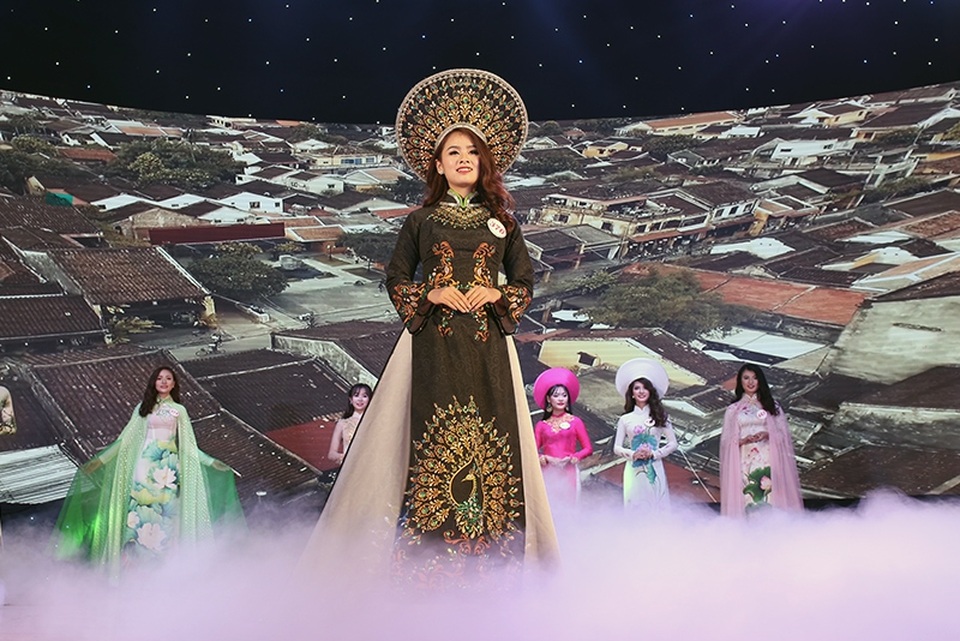 Nữ sinh Hà Tĩnh đăng quang Hoa khôi Imiss Thăng Long 2017 - 10
Giải thưởng dành cho nữ sinh có kỹ năng mềm được trao cho Mai Mỹ Linh – cô gái đến từ ĐH Giao thông vận tải