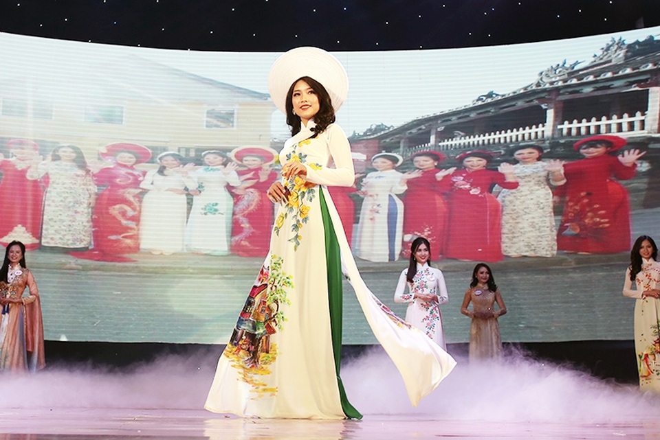 Nữ sinh Hà Tĩnh đăng quang Hoa khôi Imiss Thăng Long 2017 - 11
Đại diện của ĐH Quốc gia Hà Nội Vũ Hương Giang đã giành giải Tiếng Anh xuất sắc nhất cuộc thi.