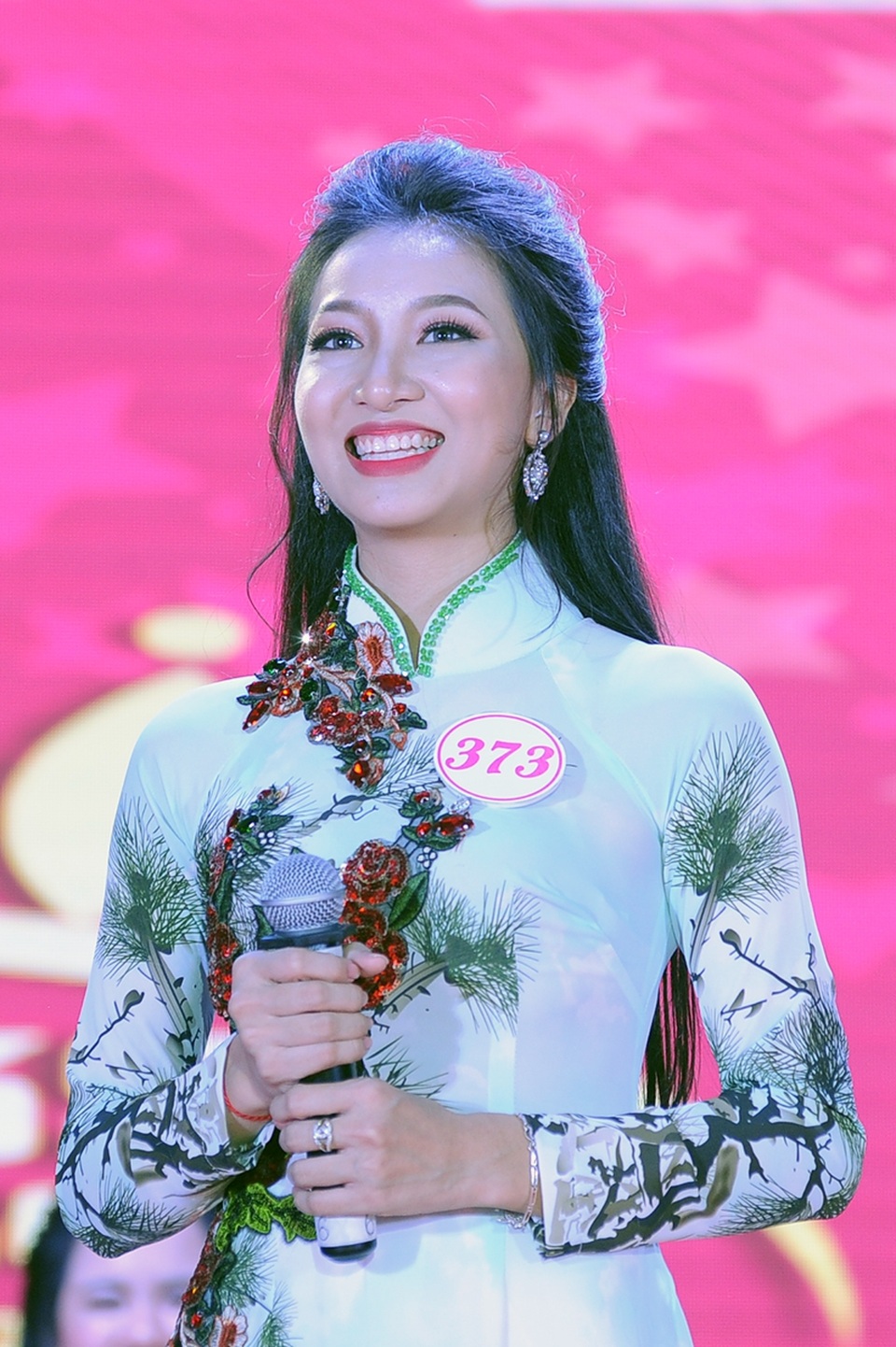Nữ sinh Hà Tĩnh đăng quang Hoa khôi Imiss Thăng Long 2017 - 3
Cô rất tự tin, bình tĩnh khi đưa ra câu trả lời ứng xử