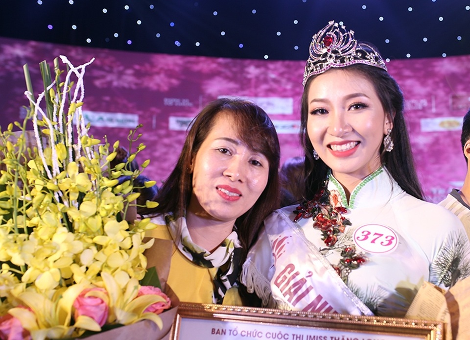 Nữ sinh Hà Tĩnh đăng quang Hoa khôi Imiss Thăng Long 2017 - 6
Tân hoa khôi hạnh phúc bên mẹ của mình
