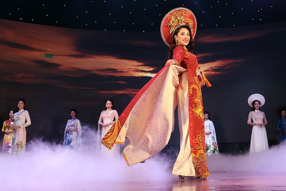 Nữ sinh Hà Tĩnh đăng quang Hoa khôi Imiss Thăng Long 2017 - 7
Á khôi 1 Hoàng Thị Phương Anh chọn bộ trang phục áo dài đỏ và họa tiết rồng phượng ánh vàng